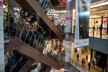 Los centros comerciales buscan atraer