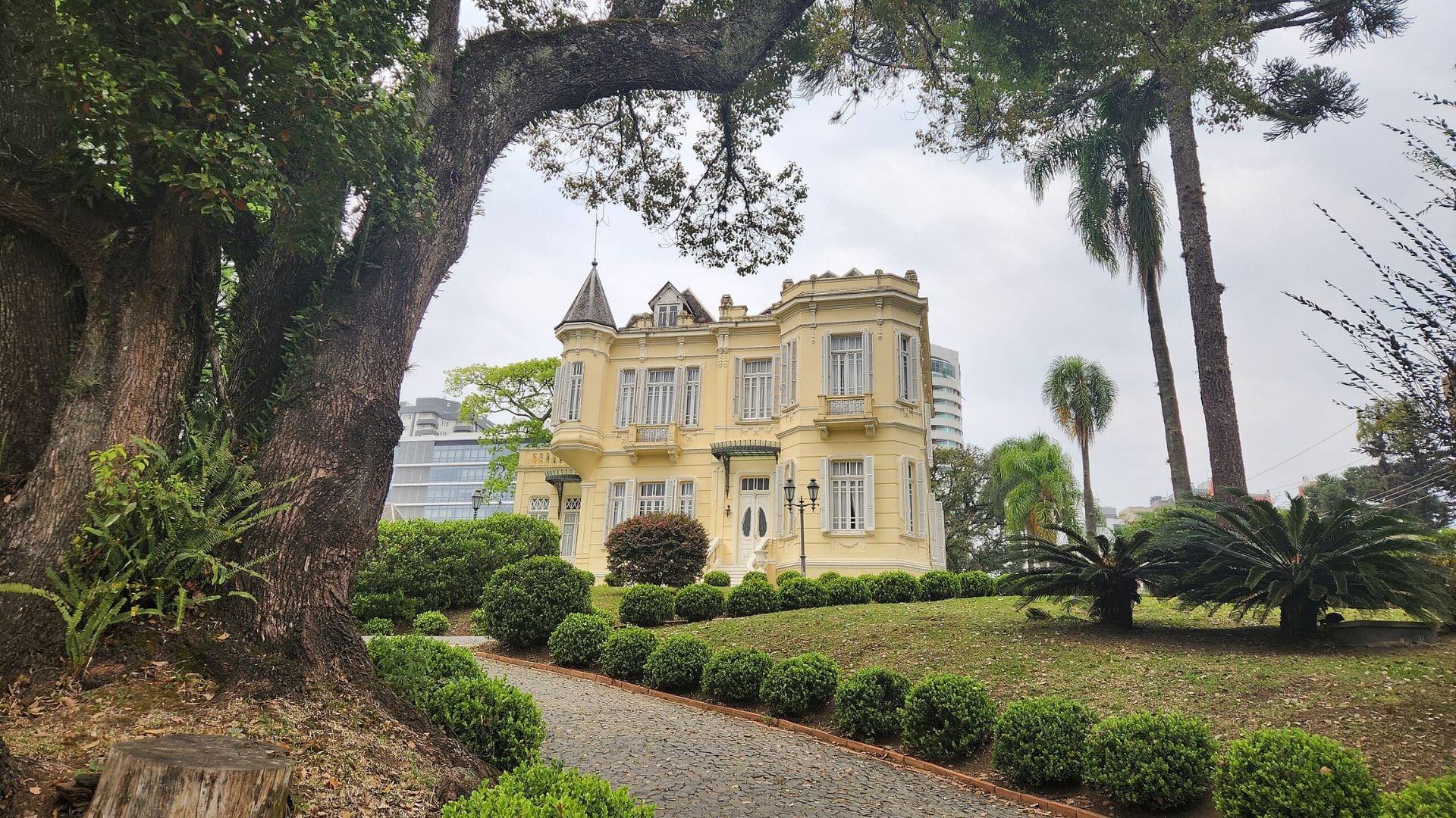 El Castelo do Batel se transformó de residencia privada a uno de los centros de eventos más exclusivos de Brasil (foto: Wikipedia)