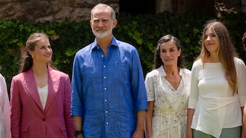 La reina Letizia, unida a sus hijas por el blanco en la Costa Brava: de las originales joyas de la princesa Leonor al top ceñido de la infanta Sofía