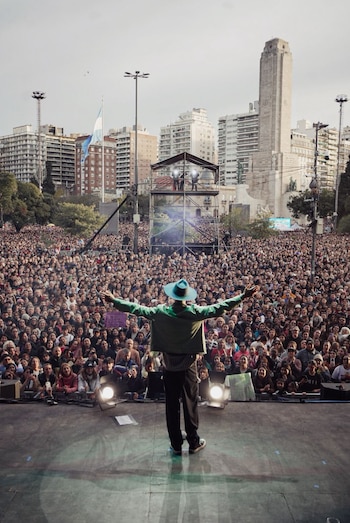 Abel Pintos cerró los festejos por el Día de la Bandera y homenajeó al Indio Solari