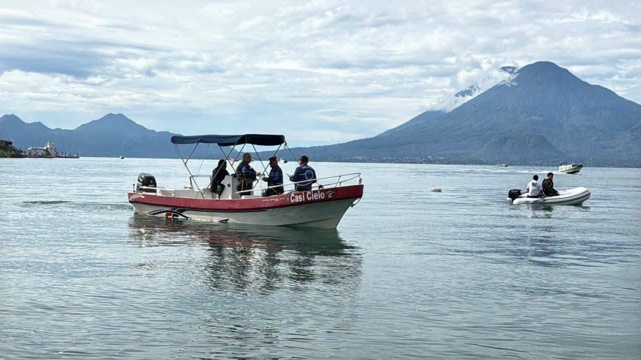 Un integrante de los Hombres Rana de los Bomberos Voluntarios de Guatemala monitorea una pantalla a bordo de una embarcación durante un operativo en el agua. (Sololá Informativo Digital)