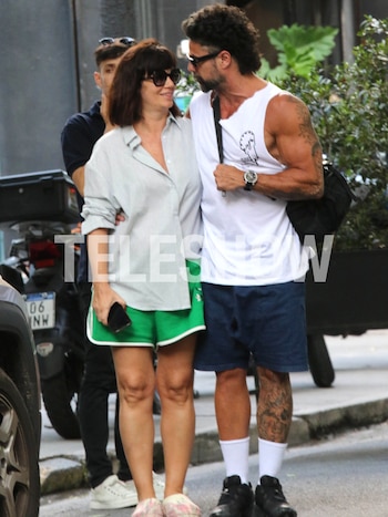 Luciano Castro y Griselda Siciliani recorren el barrio de Palermo con una complicidad que desborda en cada gesto, cada sonrisa y cada mirada