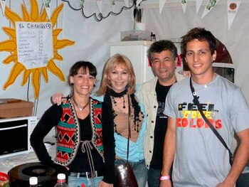 La familia Satta lanzando su