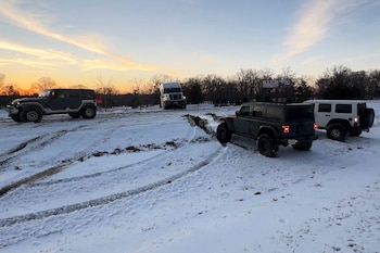 Camionetas ayudando a conductores varados