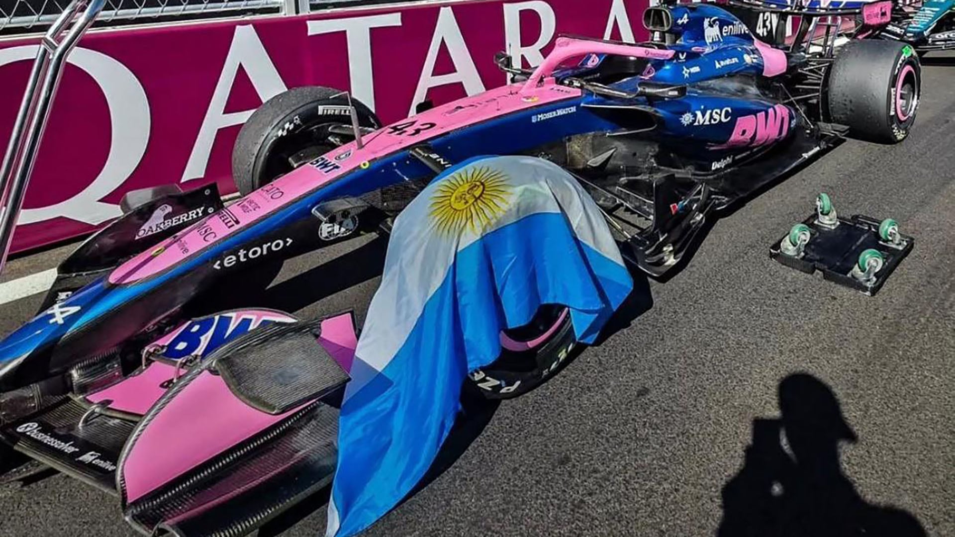 El Alpine A526 de Franco Colapinto con la bandera argentina (Crédito: @mensurdante)