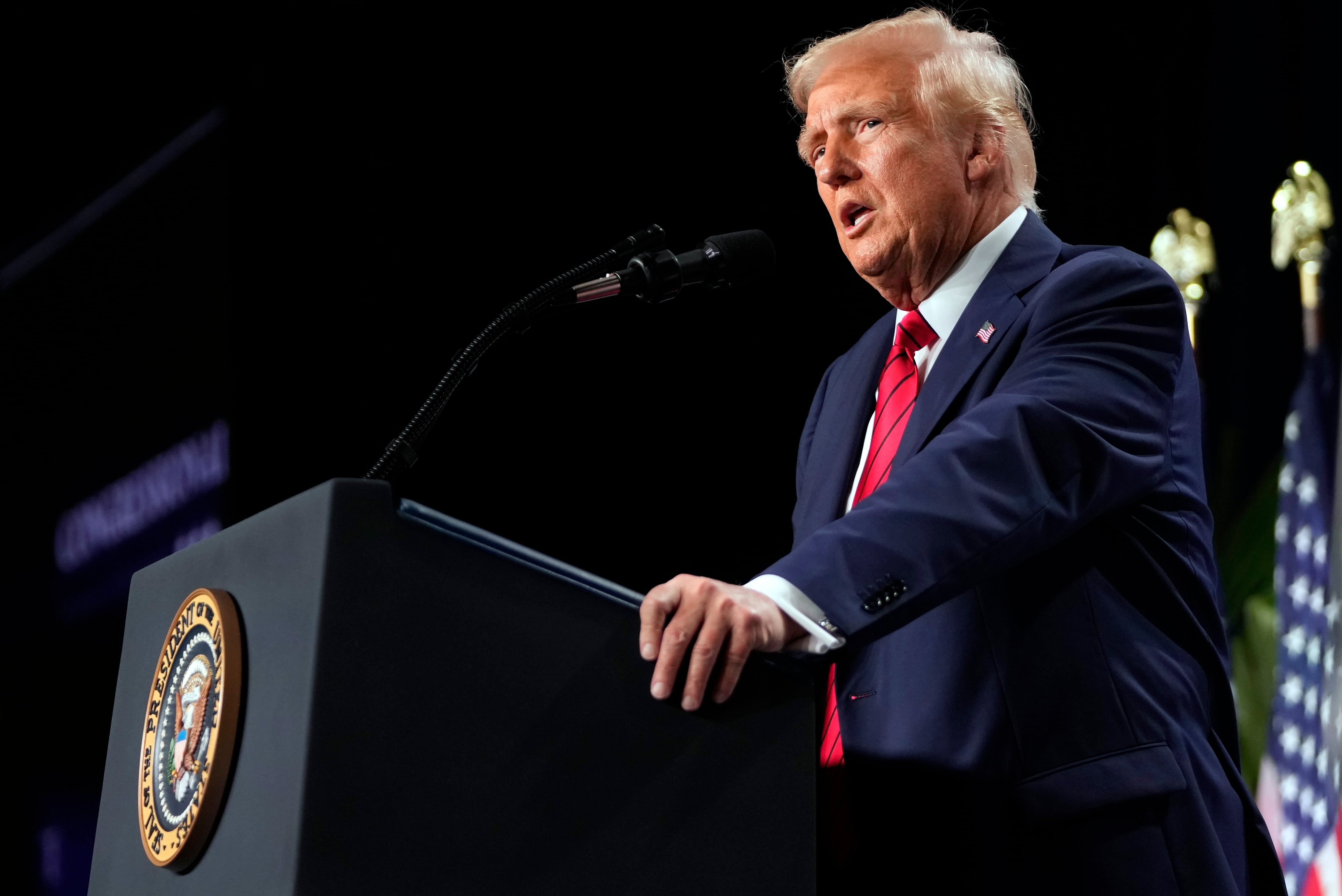 La pesquisa señala que Perez retiraba apuestas durante algunos discursos cuando Donald Trump omitía partes del texto preparado del teleprompter (AP Foto/Mark Schiefelbein).