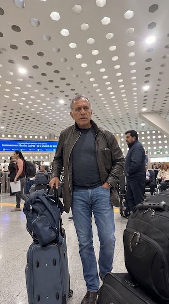 Yunes Linares enfrenta reclamos mientras caminaba por el AICM.