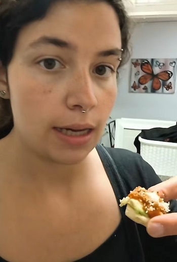 La polémica por los patacones mal preparados motiva a una influencer española a buscar ayuda en Barcelona - crédito @niicoli__/tiktok