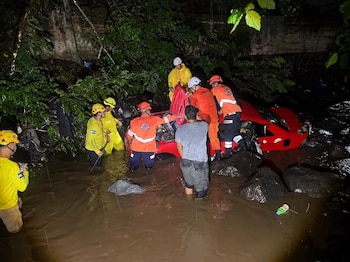 La corriente de una quebrada arrastró un vehículo en San Vicente Sur durante las lluvias. (Foto cortesía redes sociales)