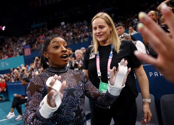 Biles junto a su entrenadora