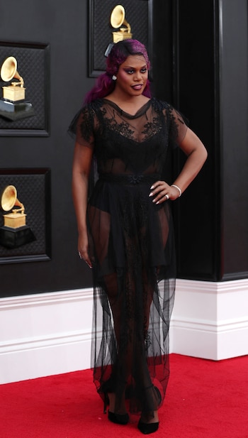 Laverne Cox. Outfit con bañador debajo y top, túnica ultra transparente y algo de encaje (REUTERS/Maria Alejandra Cardona)