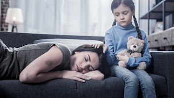 Parentalización: cuando los padres tratan