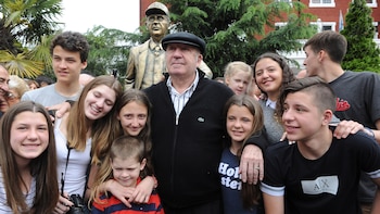 Timoteo junto a sus nietos