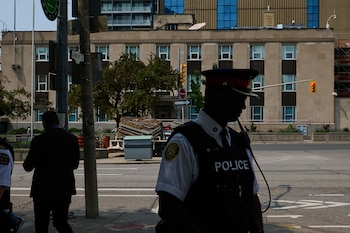 La policía se retira tras hablar con los medios después de que se efectuara un disparo contra el Consulado de Estados Unidos en Toronto, el lunes 27 de julio de 2026 (Sammy Kogan/The Canadian Press via AP)
