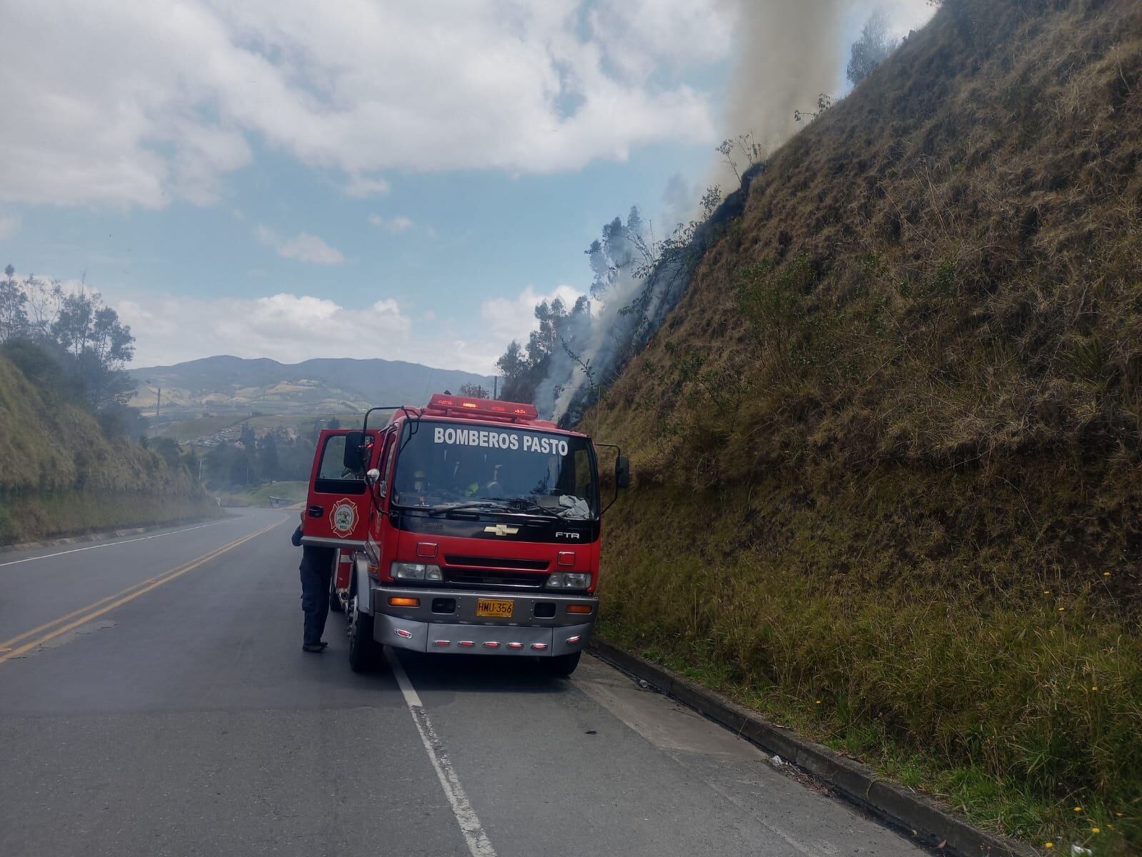 El vehículo habría sufrido una falla mecánica - crédito @bomberospasto/X