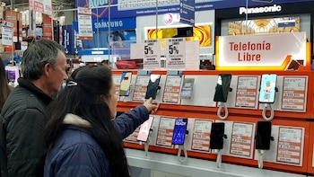 Por qué la venta de smartphones cayó a su punto más bajo en 14 años para esta temporada