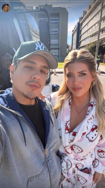 La primera en postear la foto del reencuentro fue Wanda, quien posó junto a Kennys ante la cámara