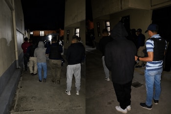Dos imágenes nocturnas de hombres encapuchados que caminan escoltados por personas con chalecos tácticos en un pasillo exterior.
