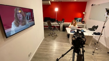 Gabriela grabando el programa desde