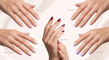 Cinco pares de mãos femininas com esmaltes em tons rosa suave, bege, vermelho regular, branco leite e pastel.
