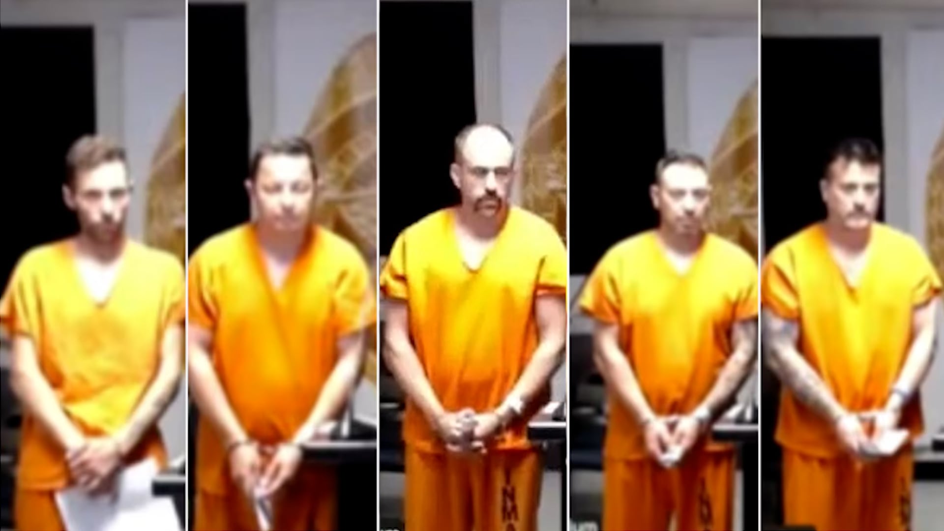 Los acusados durante la audiencia de imputación, vestidos con el característico uniforme naranja de los presos en Estados Unidos