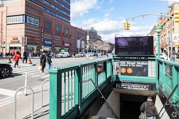 Una de las tres estaciones propuestas se ubicaría cerca de Malcolm X Boulevard y facilitaría los viajes entre Central Harlem y el East Side.