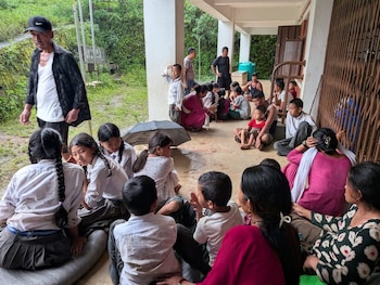 01/09/2026 Las ONG del Comité de Emergencia Español despliegan ayuda en Nepal ante los efectos de las inundaciones.
Seis organizaciones no gubernamentales integradas en el Comité de Emergencia Español trabajan sobre el terreno en Nepal suministrando agua potable, alimentos esenciales, refugio y kits de higiene, tras la activación de dicho comité el pasado 27 de agosto ante la catástrofe provocada por las inundaciones en el país, que ya ha dejado 903 muertos y 4.247 desaparecidos, según la última actualización de la Autoridad Nacional de Reducción y Gestión de Riesgos de Desastres de Nepal (NDRRMA).
SOCIEDAD
COMITÉ DE EMERGENCIA ESPAÑOL / PLAN INTERNATIONAL