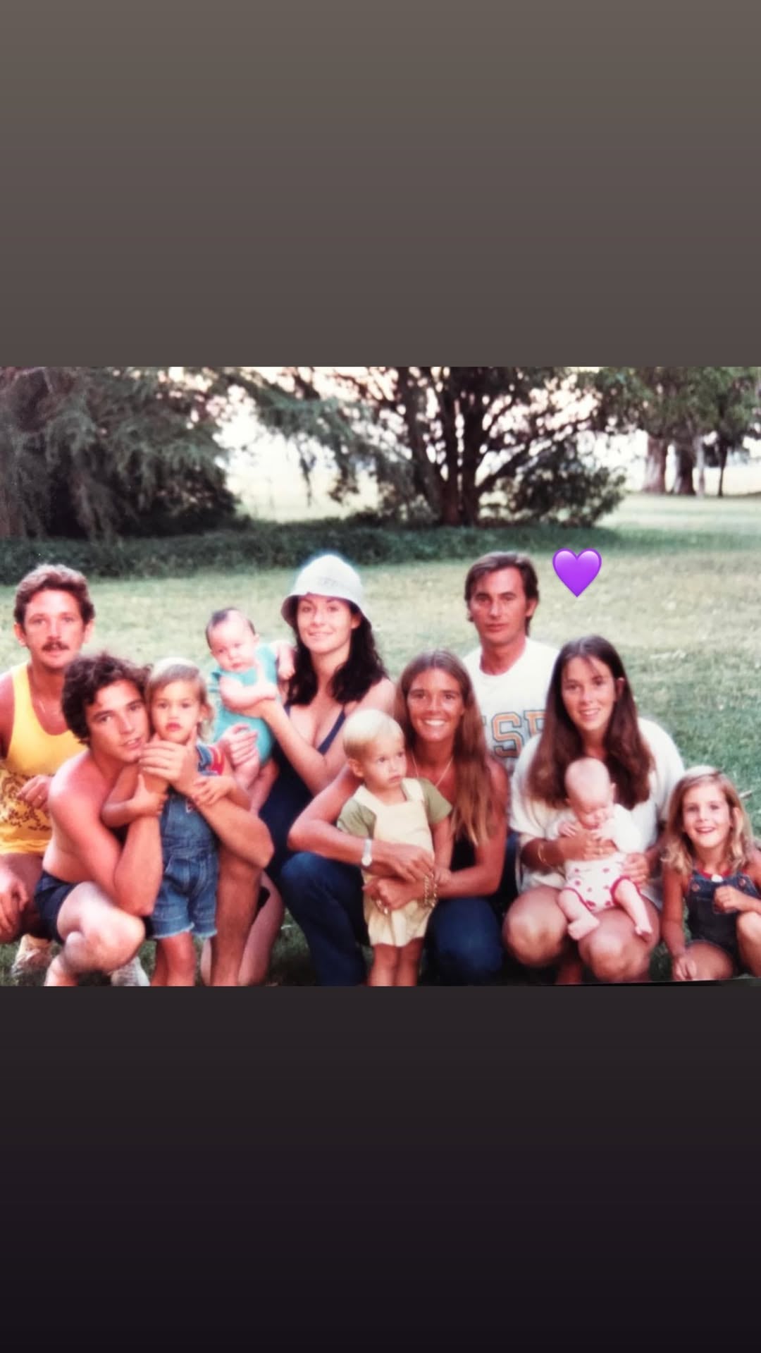 Pía Slapka comparte una fotografía de su infancia junto a su padre y su familia en un parque durante la celebración de su cumpleaños.