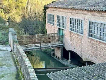 Un canal con agua atraviesa una de las edificaciones de la Colonia Antius, en Bages (Barcelona). (LM Finques)