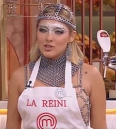 El outfit de Sofía sobresale en el reality gracias al uso de cadenas plateadas, metal, brillo y un estilo de guerrera