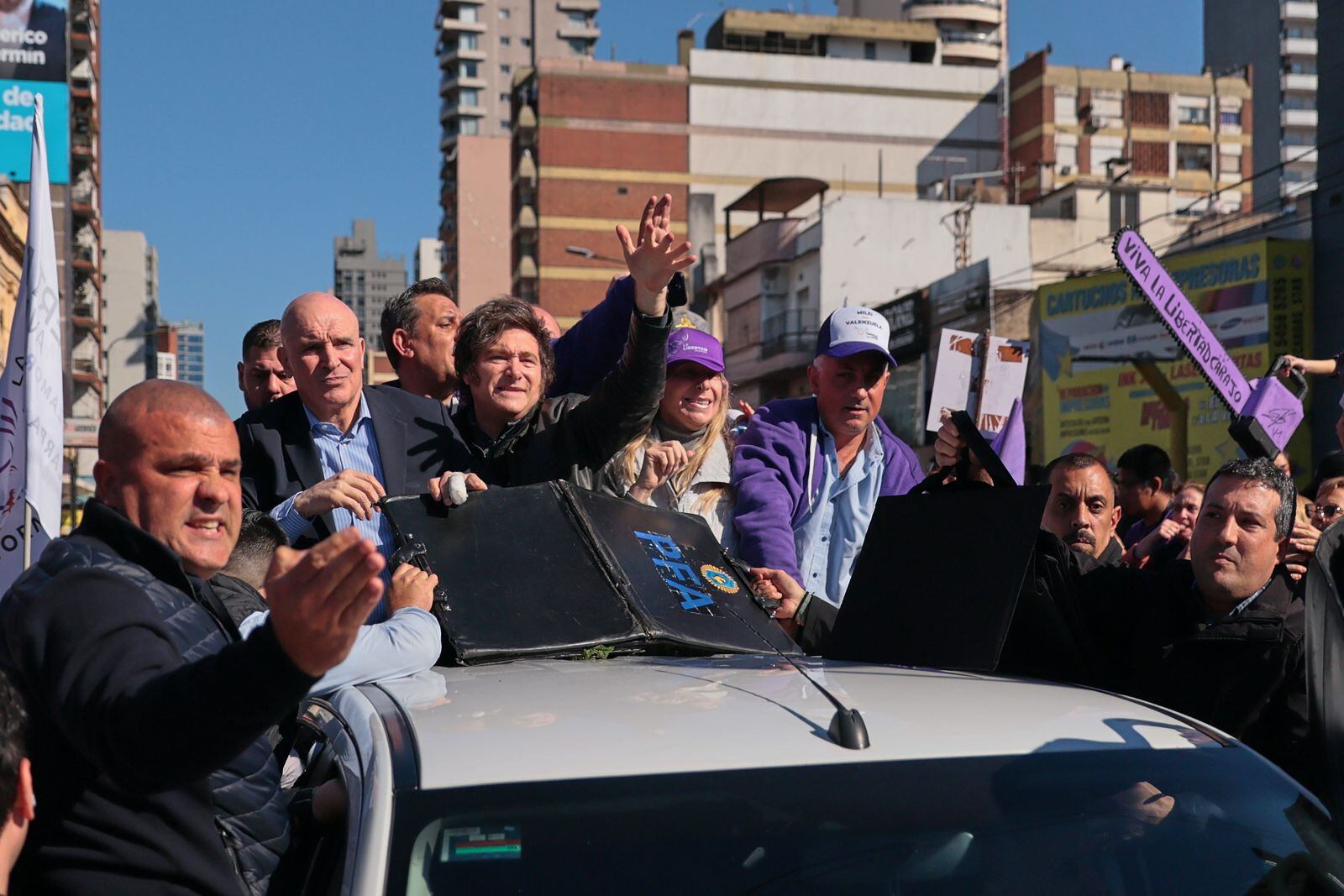Milei fue agredido durante la caravana en Lomas de Zamora RS Fotos
