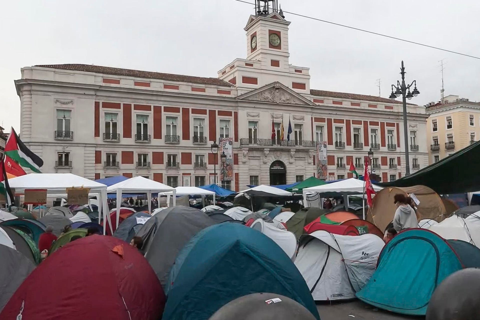 Así amanecía la Puerta del Sol este lunes, 28 de septiembre, con la acampada multitudinaria convocada por el Sindicato de Inquilinas e Inquilinos (EFE/Angel Herrera)