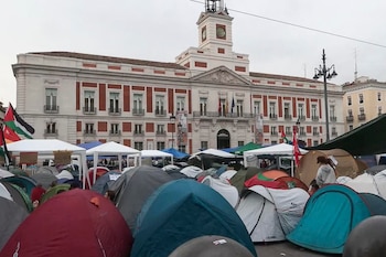 Unas 600 personas amanecen acampadas en Sol tras una noche sin incidentes ni lluvia