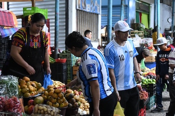 (GUATEMALA), 15/07/2026.- Personas usan camisetas de la selección de Argentina, previo al partido del Mundial de la FIFA 2026 entre Inglaterra y Argentina, este miércoles en el mercado de La Terminal, en Ciudad de Guatemala (Guatemala). EFE/ Alex Cruz