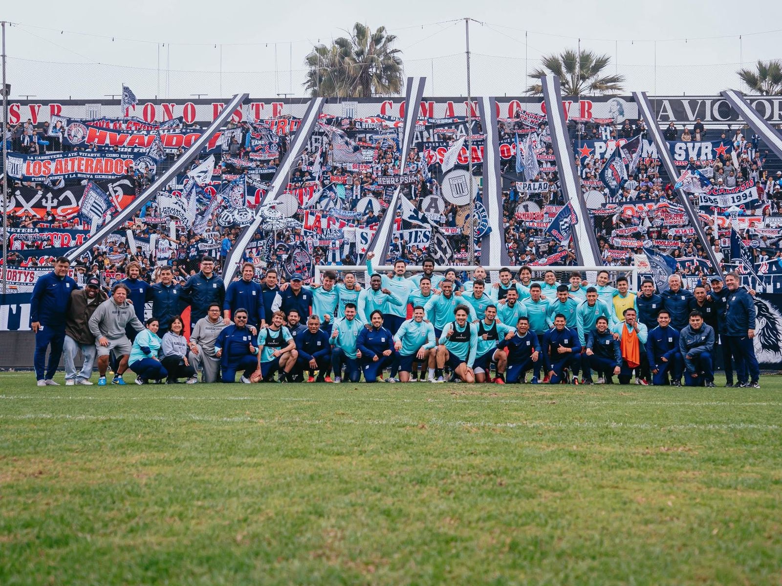 Hinchas y equipo de Alianza Lima juntos a poco del clásico con Universitario de Deportes.