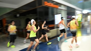 La neblina tóxica obliga a los corredores de Singapur a entrenar entre tiendas y locales comerciales