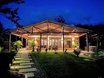 Construir una casa de lujo prefabricada, hoy más que nunca es una realidad. Casa construida por Dinamicasa.