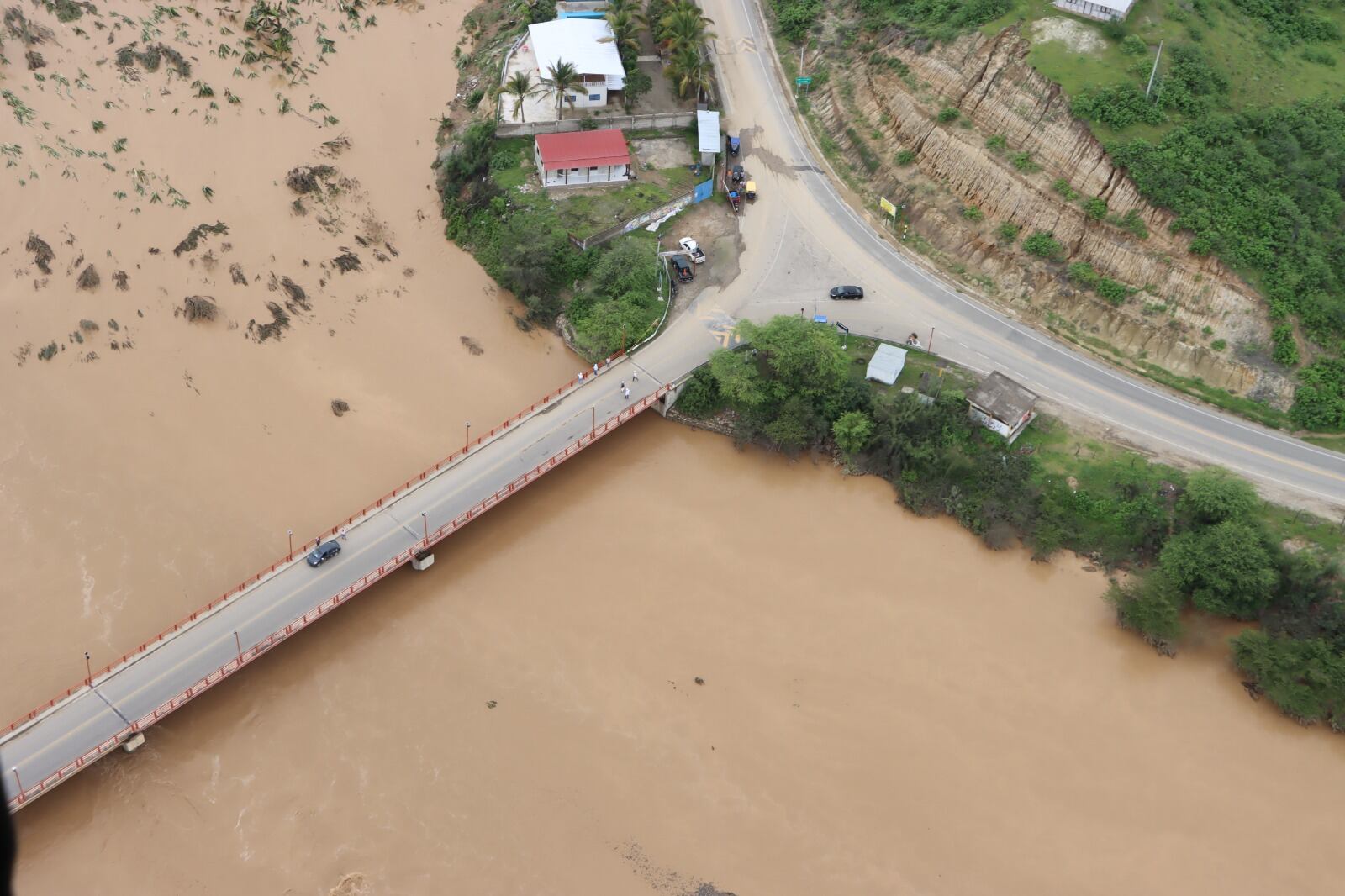 Las autoridades han restringido la circulación en diversos puentes mientras se realizan trabajos de reforzamiento. - Crédito: Milagros Rodríguez Pereyra