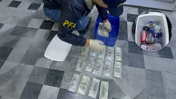 Requisaron a un pasajero en la estación de Liniers y descubrieron que llevaba más de USD 170 mil en una conservadora portátil