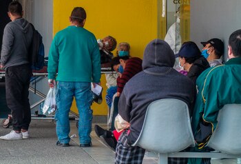 Pacientes esperan a ser atendidos