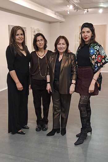 En la fotografía de izquierda a derecha: Catalina Fandiño, gerente galería la Balsa, las artistas Natalia Mendieta y Lorenza Panero y la curadora Ana Lucía Arbeláez .