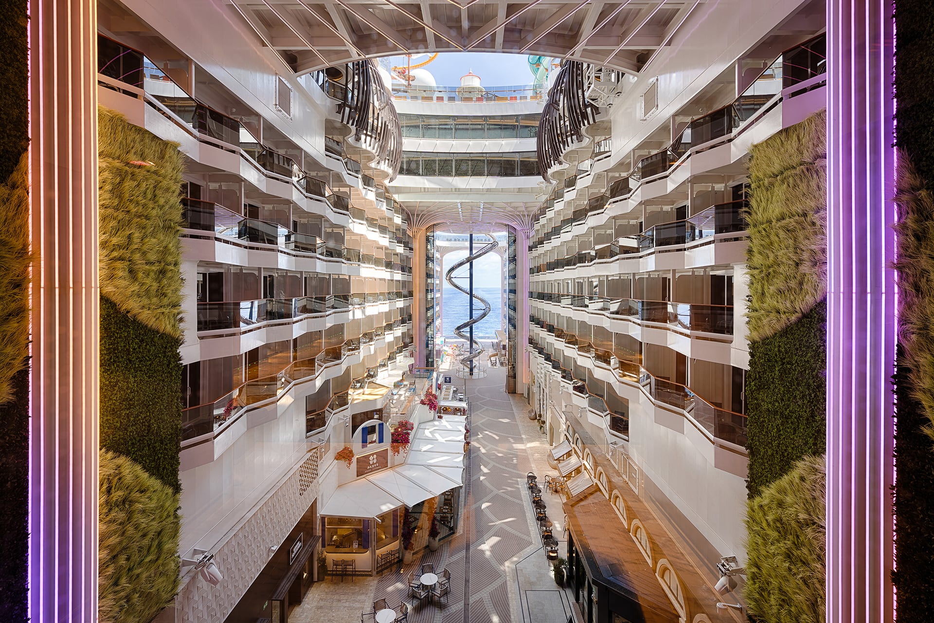 En la cubierta 8 se encuentra The Promenade, un espacio al aire libre con vistas al mar, que cuenta con negocios, gastronomía informal y el espectacular tobogán seco llamado Jaw Drop