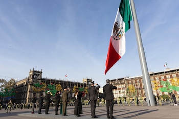 Sheinbaum encabeza izamiento de bandera a media asta por 19-S. | Presidencia
