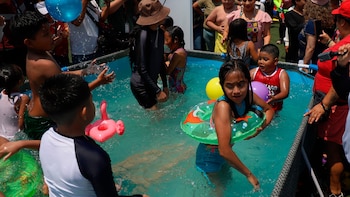 CIUDAD DE MÉXICO, 01ABRIL2026.- Clara Brugada, jefa de gobierno de la capital, inauguró está tarde el "Santo Chapuzón" donde cientos de infantes y sus familias podrán disfrutar de más de diez albercas y zonas de esparcimiento durante las vacaciones de semana santa. Las albercas estarán ubicadas en la Utopía Mixiuhca hasta el próximo domingo 12 de abril. FOTO: DANIEL AUGUSTO/ CUARTOSCURO.COM
