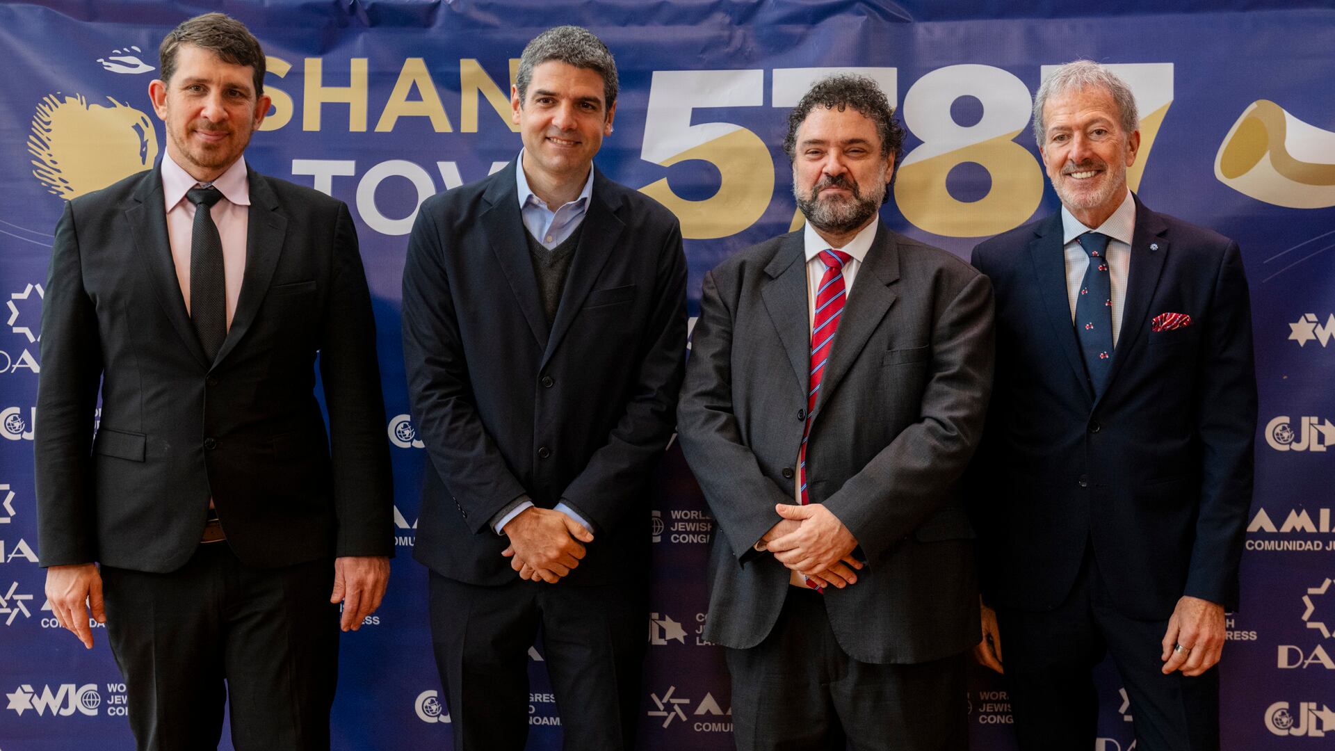 Mauro Berenstein junto a Laureano Pérez Izquierdo, director de Infobae América; Claudio Epelman y Jorge Knoblovits
