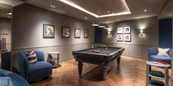 La sala de juegos del ático en el que vivió Ariana Grande mientras grababa 'Wicked' (Sotheby's International Realty)