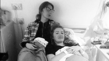 Lowri y Nicola en el hospital, mientras la primera estaba ingresada (Crowdfunder)