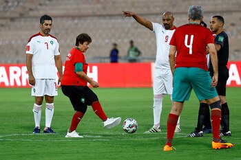 La directora gerente del FMI Kristalina Georgieva, durante un partido de fútbol amistoso en Marruecos entre funcionarios del organismo y ex futbolistas de la selección de ese país. REUTERS