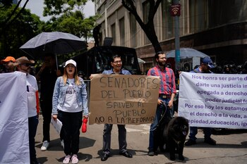 Manifestantes protestan contra la reforma al poder judicial propuesta por el gobierno, la cual requeriría que los jueces sean electos para el cargo, el miércoles 4 de septiembre de 2024, en Ciudad de México. (Foto AP/Félix Márquez)
