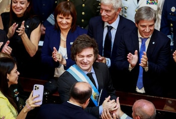 El presidente de Argentina, Javier Milei, saluda durante la sesión inaugural de la legislatura en el Congreso Nacional, en Buenos Aires, Argentina. Mar 1, 2025. REUTERS/Matias Baglietto